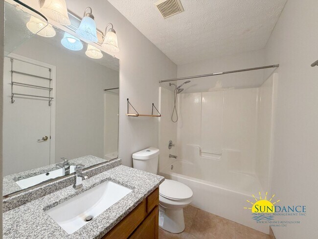Building Photo - Great 2 Bedroom Townhouse in Fort Walton!