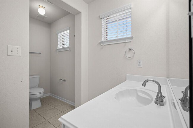 Building Photo - 6819 Chalk Hill Dr