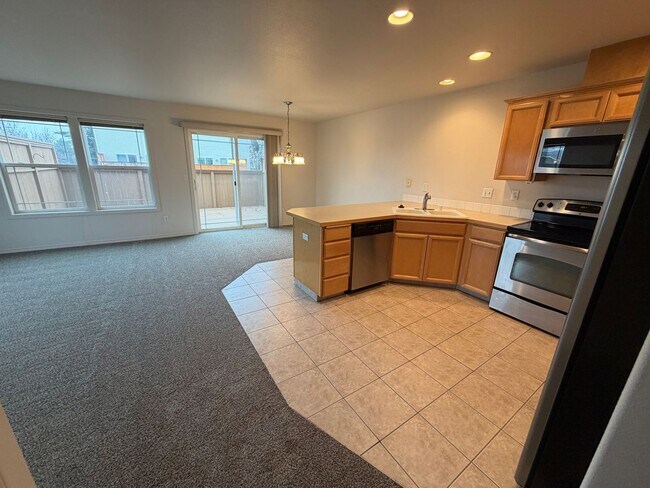 Building Photo - New paint & carpet! 2 bed 2.5 bath + bonus room townhome