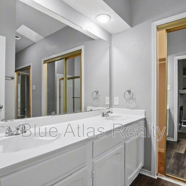 Building Photo - 1009 W Hills Terrace