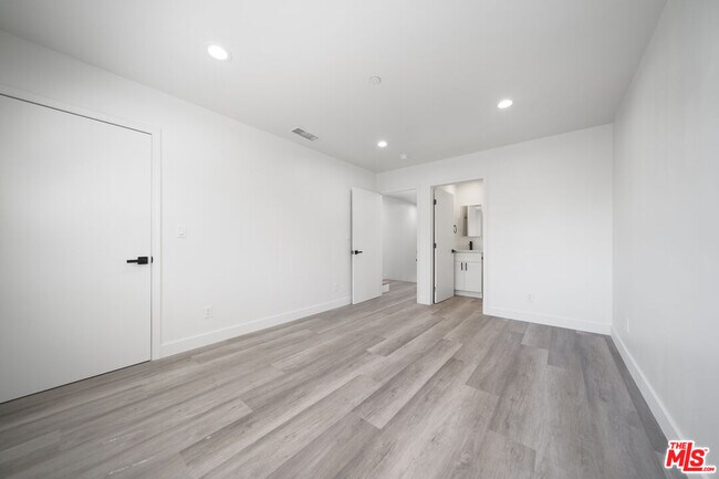 Building Photo - 4110 Normandie Ave