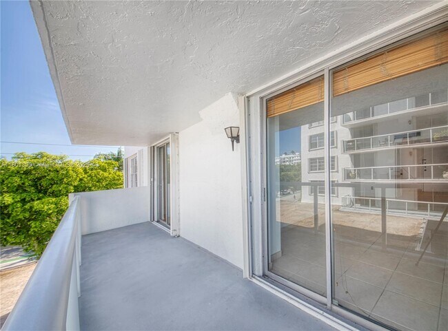 Building Photo - 10000 W Bay Harbor Dr