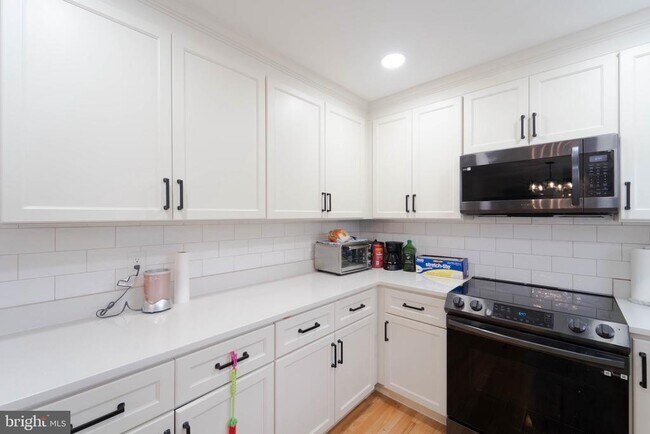 Building Photo - 4541 Ravensworth Rd