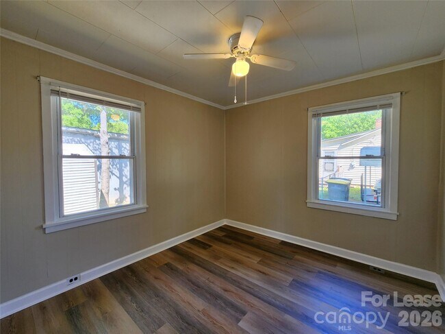 Building Photo - 1421 Midlake Ave