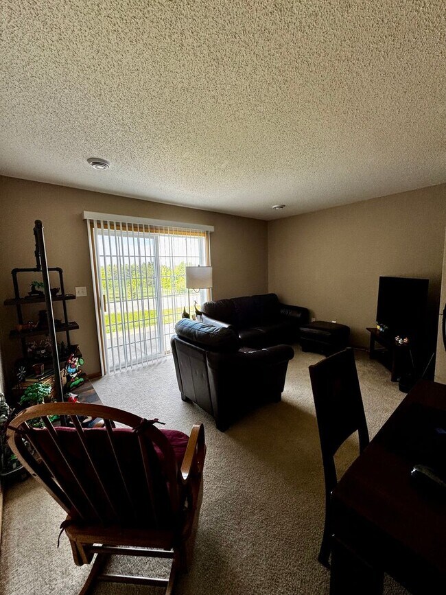 Building Photo - Affordable Non-smoking townhouse in SW Rochester 2beds 2 baths 1 car attached garage washer dryer...