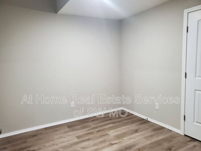 Building Photo - 624 S Southgate Dr