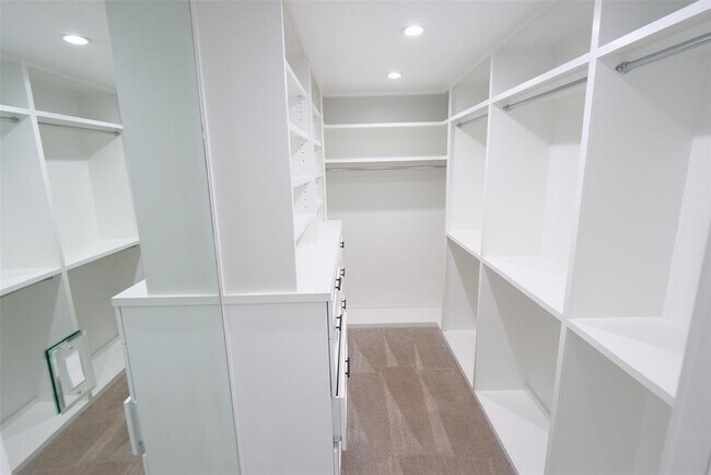Building Photo - 2219 Chantilly Ln