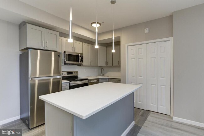 Building Photo - 400 S Highland Ave