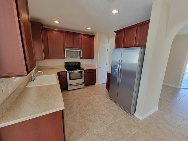 Building Photo - 2223 Seven Oaks Dr