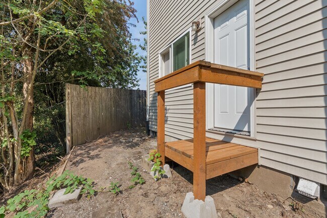 Building Photo - Spacious 2-Bedroom Duplex in SE Portland