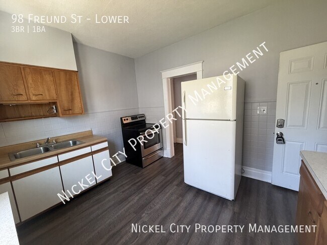 Building Photo - 98 Freund St
