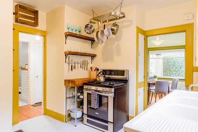 Building Photo - 517 NE Fargo St