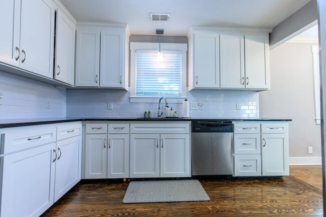 Building Photo - **APPLICATIONS APPROVED!**  Beautiful East Nashville Home on Porter for Lease!!