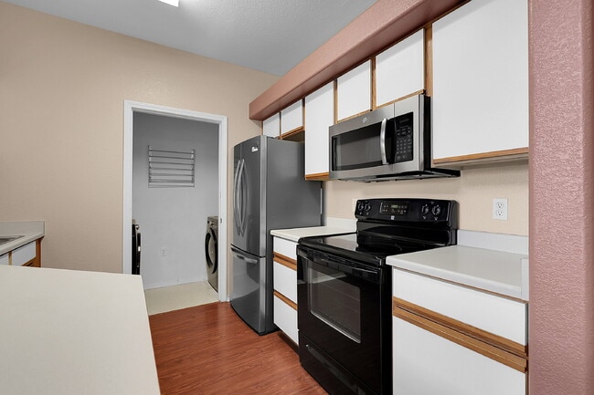 Building Photo - $1,695, 2-bed, 1.5 bath located in Aurora with a 1 car detached garage