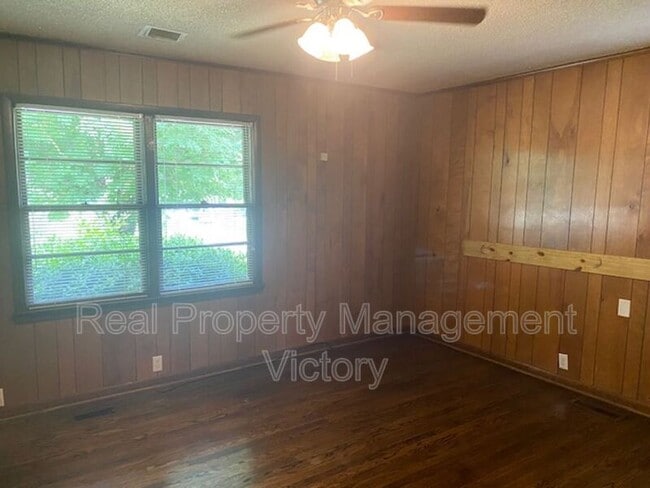 Building Photo - 201 Holly St