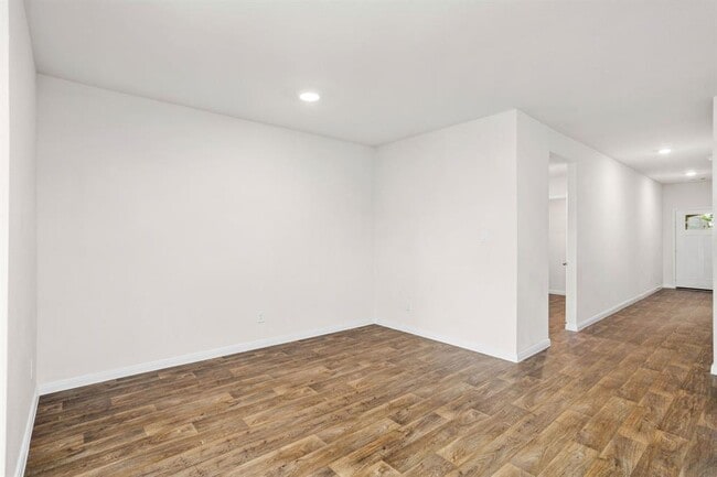 Building Photo - 1421 Havelock Wy