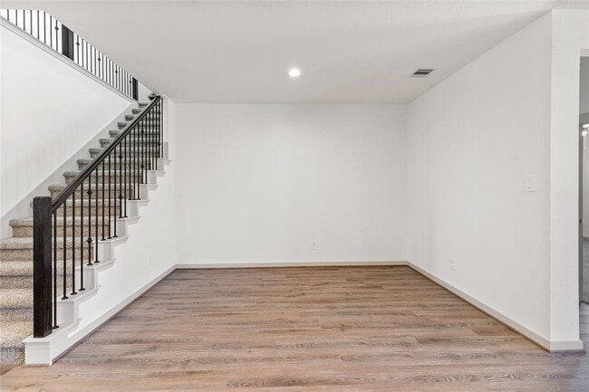 Building Photo - 29318 Hoelzen Holw Dr