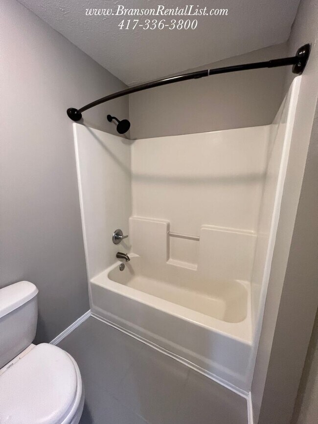 Building Photo - Newly Remodeled 3BR/2BA