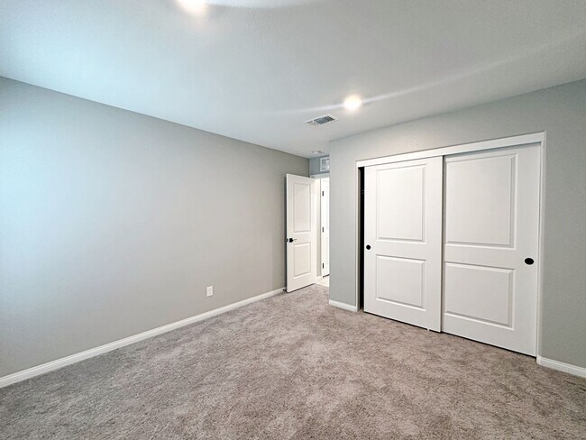 Building Photo - 4 BEDROOM + LOFT HOME IN GATED COMMUNITY