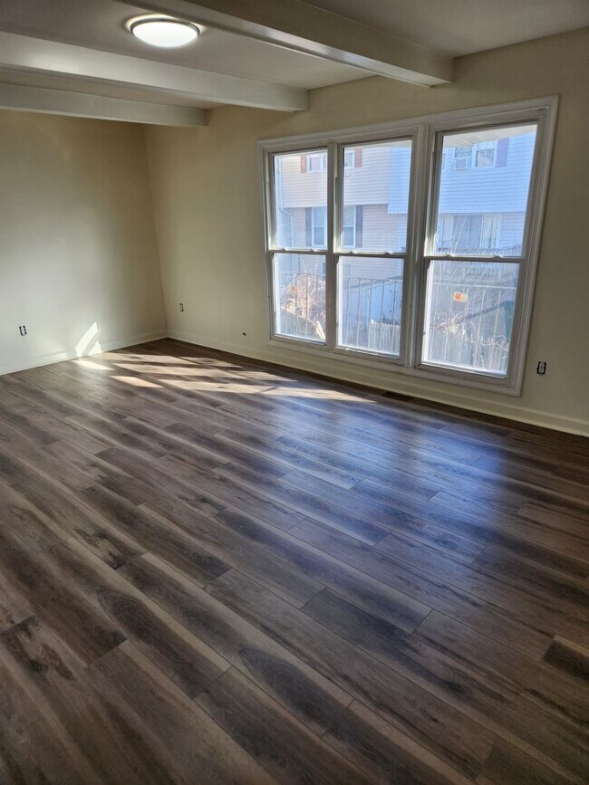 Building Photo - Spacious 3-bedroom, 1.5-bath end-unit townhome located in Edgewood