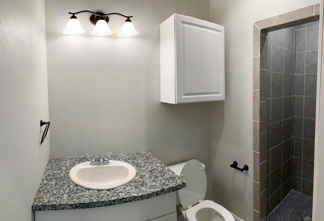 Building Photo - Beautiful Duplex!