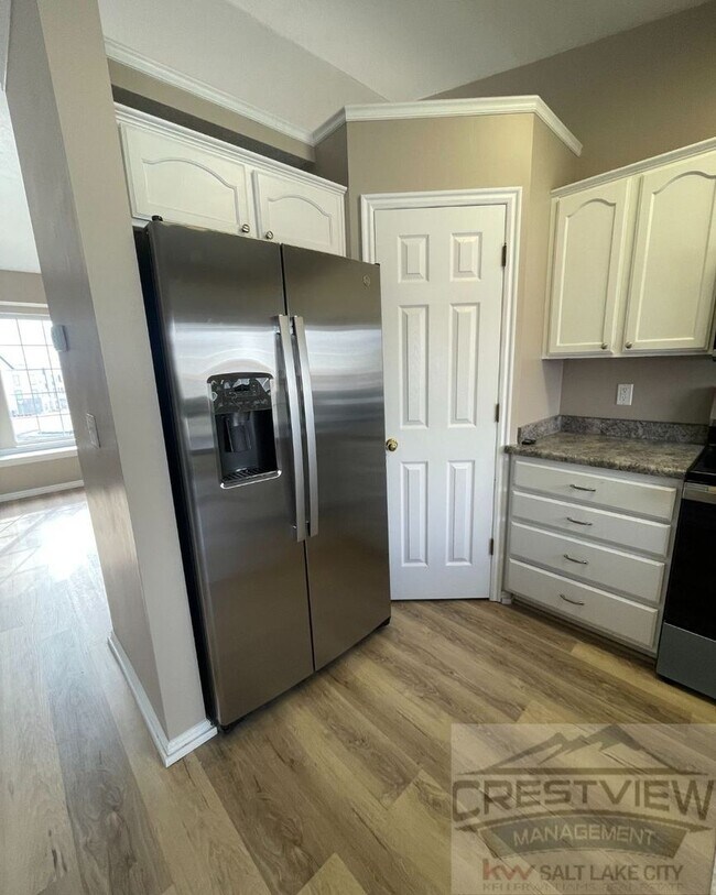 Building Photo - Must See!! 4 bedrooms 2 baths house in Layton!