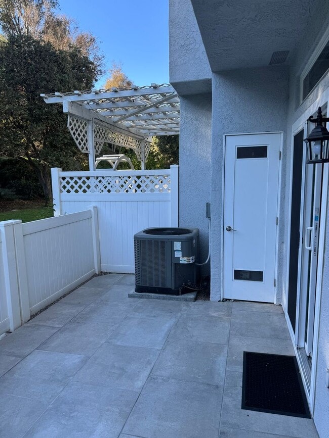 Building Photo - Townhome in Laguna Niguel!