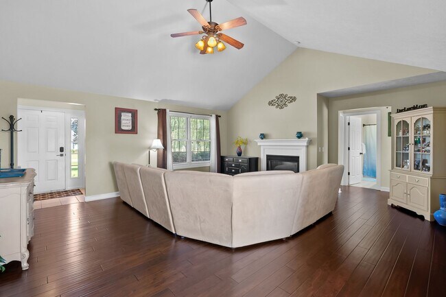 Building Photo - Four bedroom, 3 Bathroom with Bonus Room a...