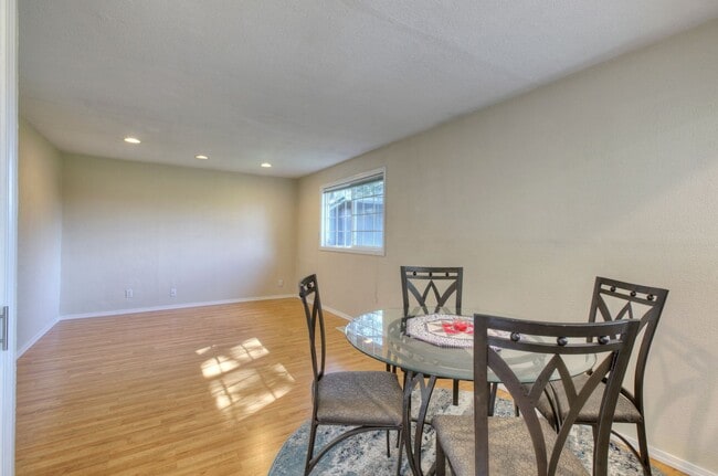 Building Photo - Cheery 3bedroom/1bath Rambler in Federal Way