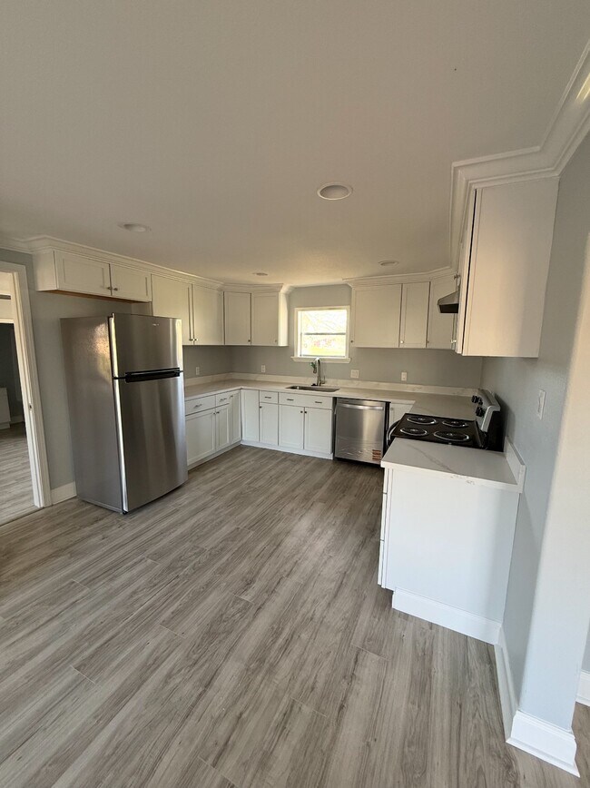 Building Photo - 6105 Hill Rd