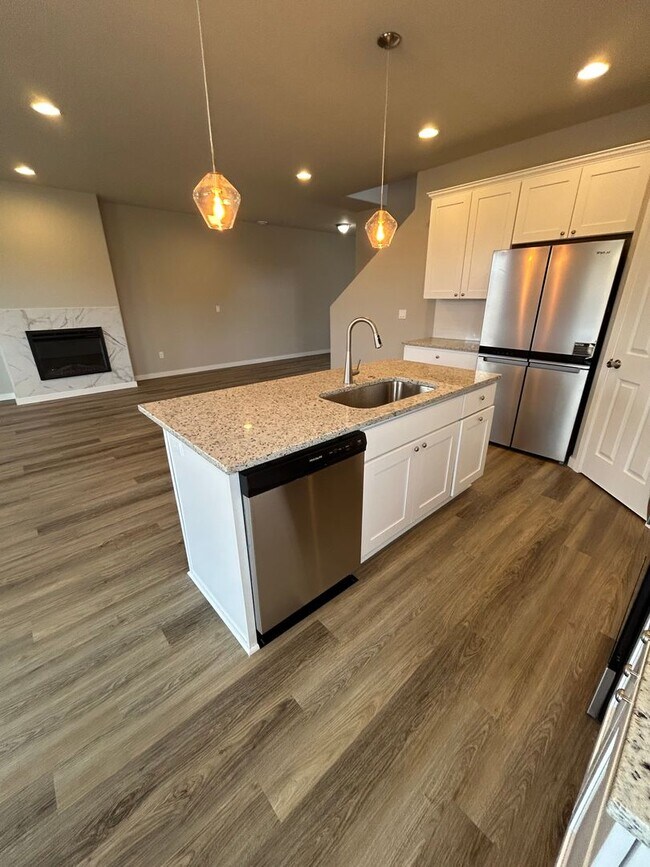Building Photo - Beautifully Furnished Brand New 5 Bedroom ...