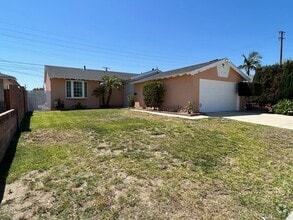 Building Photo - 3 Bedroom 2 Bath Well Kept Traditional Hom...
