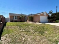 Building Photo - 3 Bedroom 2 Bath Well Kept Traditional Hom...