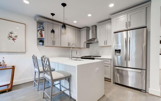 Building Photo - Glover Park Beauty with Parking