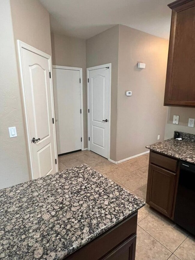 Building Photo - 4-bedroom and loft in the Willows with com...