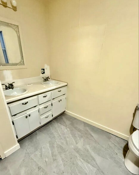 Building Photo - 933 Mt Vernon Rd