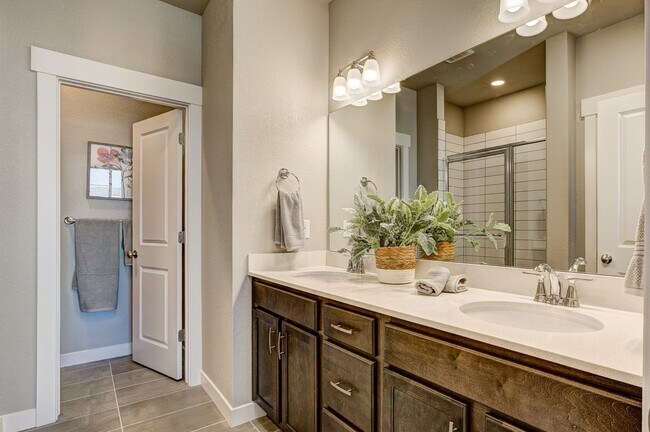 Building Photo - Mangold832 (KC-LN)