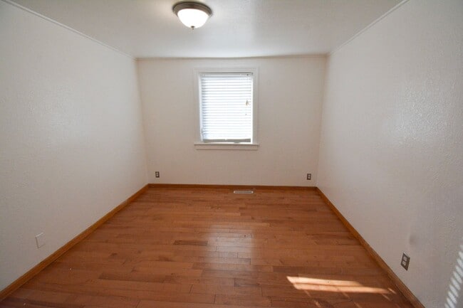 Building Photo - Spacious 5 Bed House with Custom Features Available For Rent!