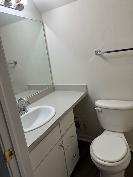 Building Photo - 4685 Hunters Cir W