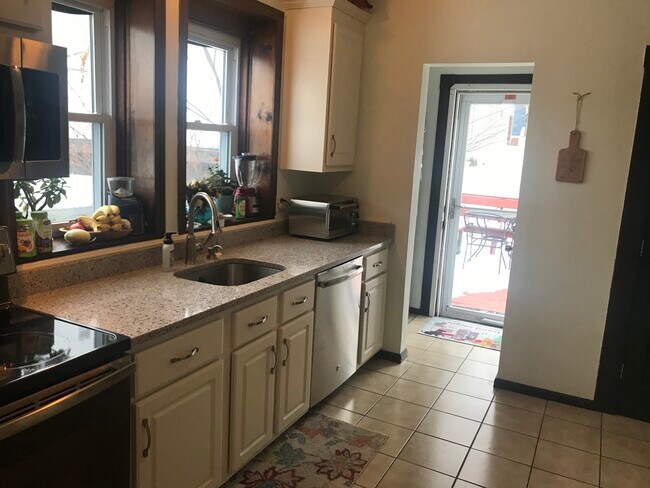 Kitchen - 28 Clayton Ave