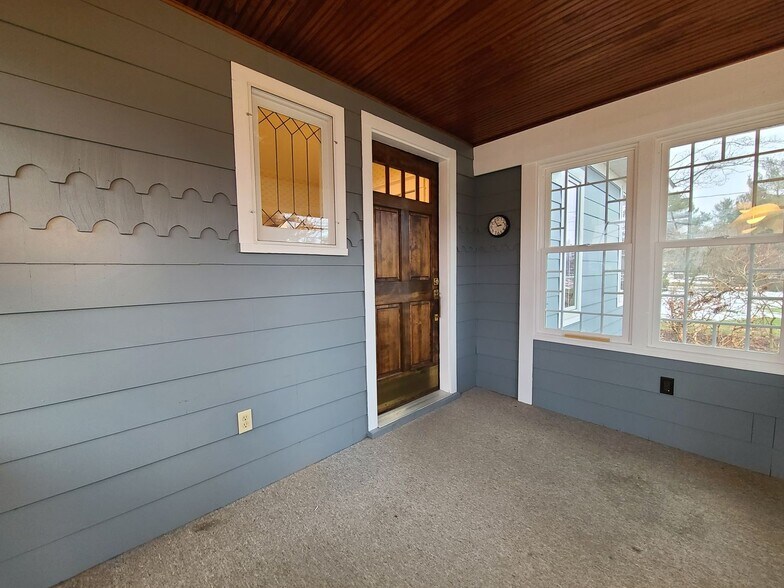 Building Photo - 566 N Shore Dr