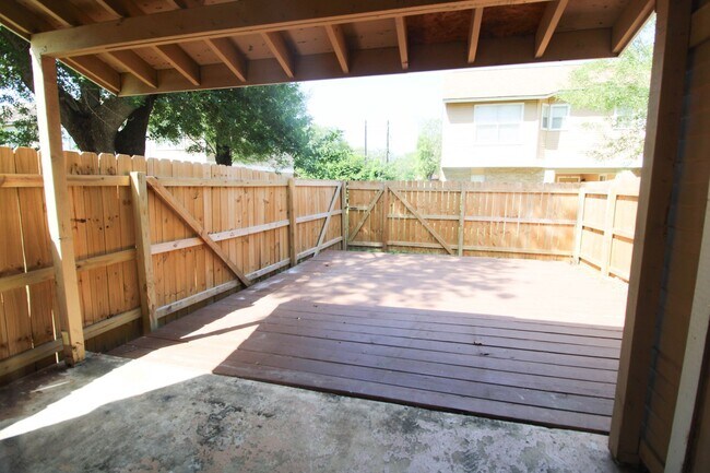Building Photo - 933 Schertz Pkwy