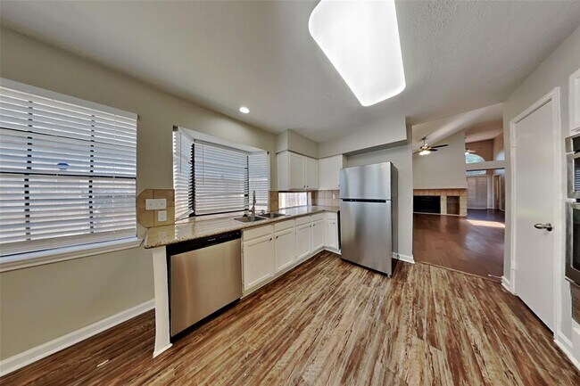 Building Photo - 8538 Sparkling Springs Dr
