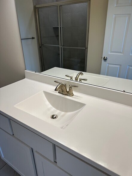 Building Photo - 1033 W Bridge St