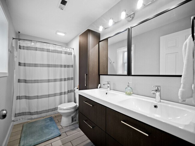 Building Photo - Bright & Comfortable 3 Bedroom Home (Furnished)