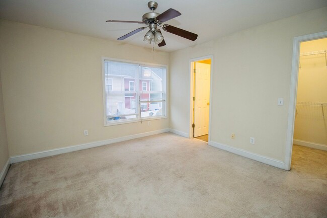 Building Photo - 2 Bedroom, 2.5 Bath Available in Hampton F...