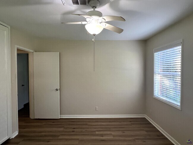Building Photo - 4693 Twin Oak Dr