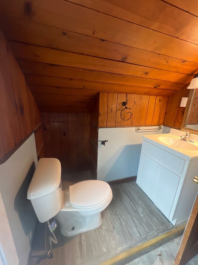 Building Photo - Spacious 3 bedroom 2 bath!