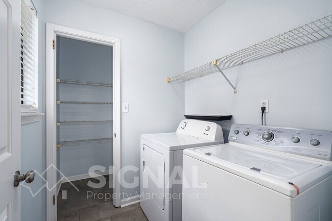 Building Photo - 6232 Sioux Ln