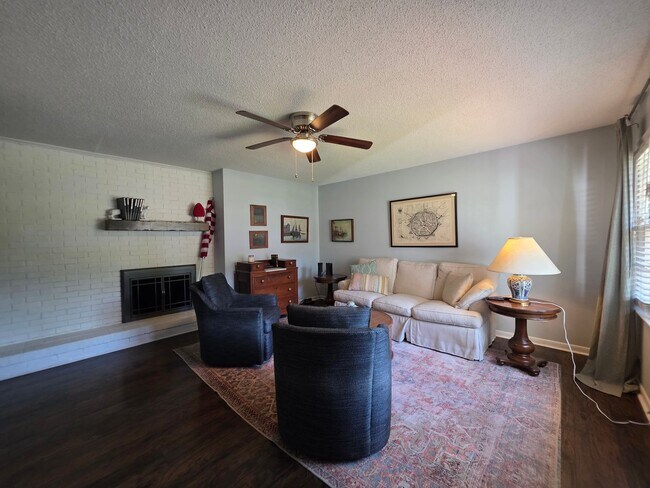 Building Photo - Sherwood Forest Gem | Spacious 3BR Home with Fenced Yard & Flex Room